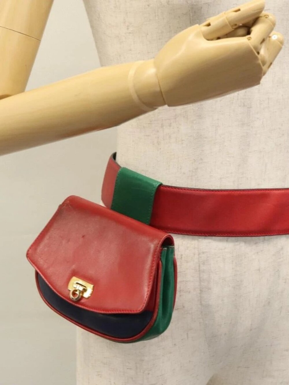 Salvatore Ferragamo Gancini Waist bag Leather Red Auth 115429 - Picture 15 of 16